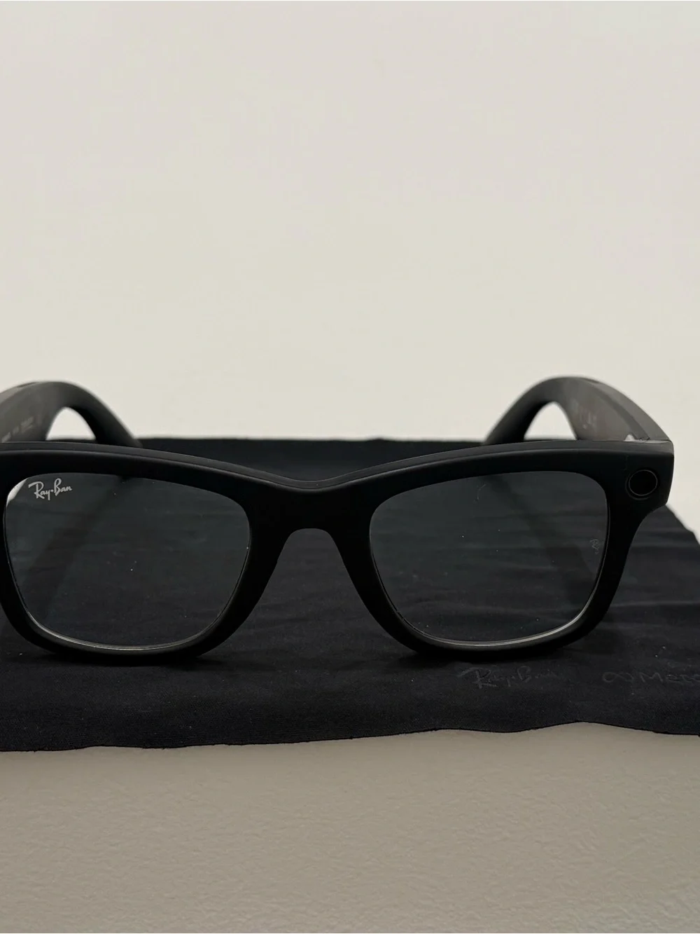 Ray-Ban Wayfarer Transition Matte Black with Graphite Green Lenses